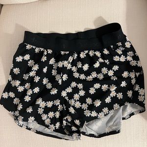 Outdoor Voices Relay Short Daisies